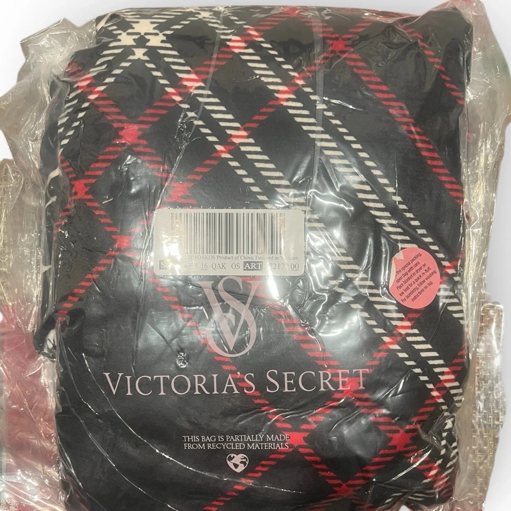 Victoria’s Secret 2025 Holiday Cozy Plaid Plush Blanket